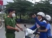 Không được qua chốt kiểm soát, thanh niên đánh lực lượng làm nhiệm vụ ảnh 2 Ra đường không nói lý do và chửi công an, người phụ nữ bị xử phạt