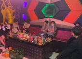 Đồng Tháp: 23 người dương tính ma túy, 1 người mắc COVID-19 trong quán karaoke ảnh 3 31 khách và tiếp viên hát trong quán karaoke bất chấp lệnh cấm