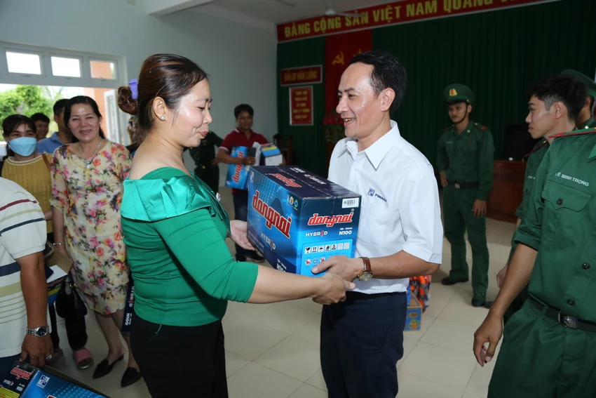 Ngư dân vui mừng khi nhận được quà từ Chương trình trao-qau-ben-tre-18.jpg