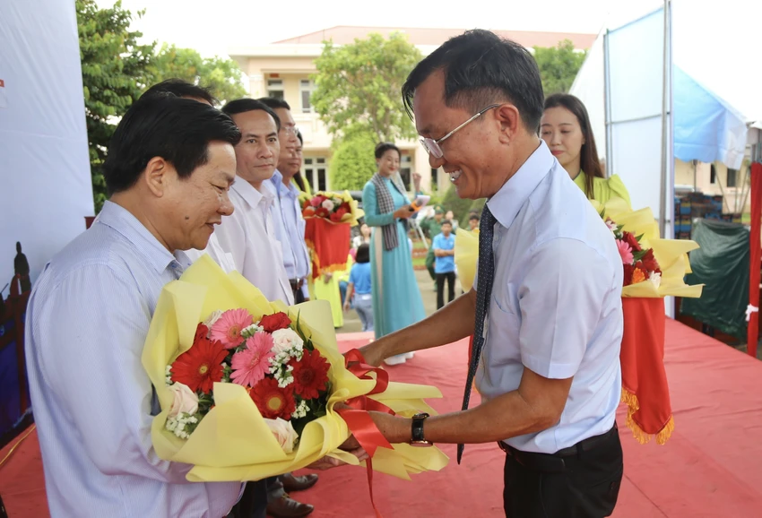 Ông Nguyễn Đức Hiển, Phó Tổng Biên tập Thường trực báo Pháp Luật TP.HCM tặng hoa cảm ơn các nhà tài trợ, đồng hành cùng chương trình trao-qua-ben-tre-1.jpg