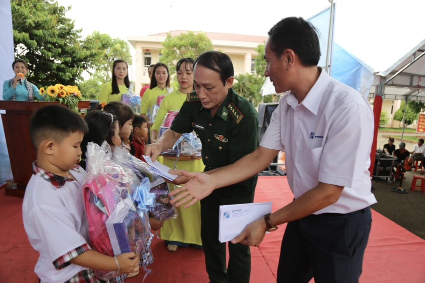 Đại tá Đoàn Minh Trung, Chỉ huy trưởng Bộ đội Biên phòng tỉnh Bến Tre trao quà và học bổng cho học sinh trao-qua-ben-tre-10.jpg