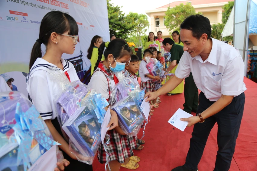 Nhà tài trợ chương trình trao học bổng cho các em học sinh trao-qua-ben-tre-11.jpg