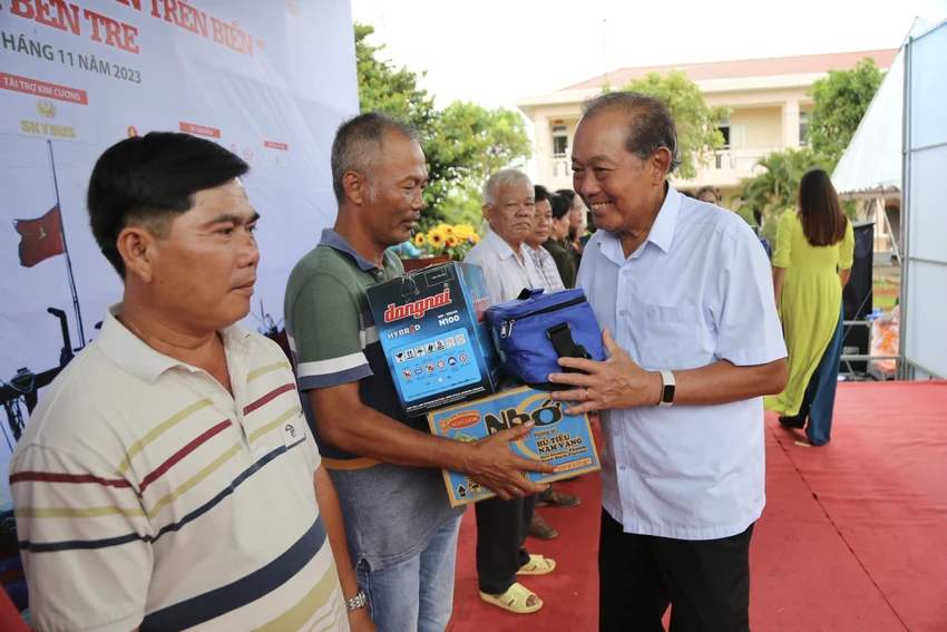 Nguyên Phó Thủ tướng Thường trực Trương Hoà Bình tặng quà cho các ngư dân trao-qua-ben-tre-12.jpg