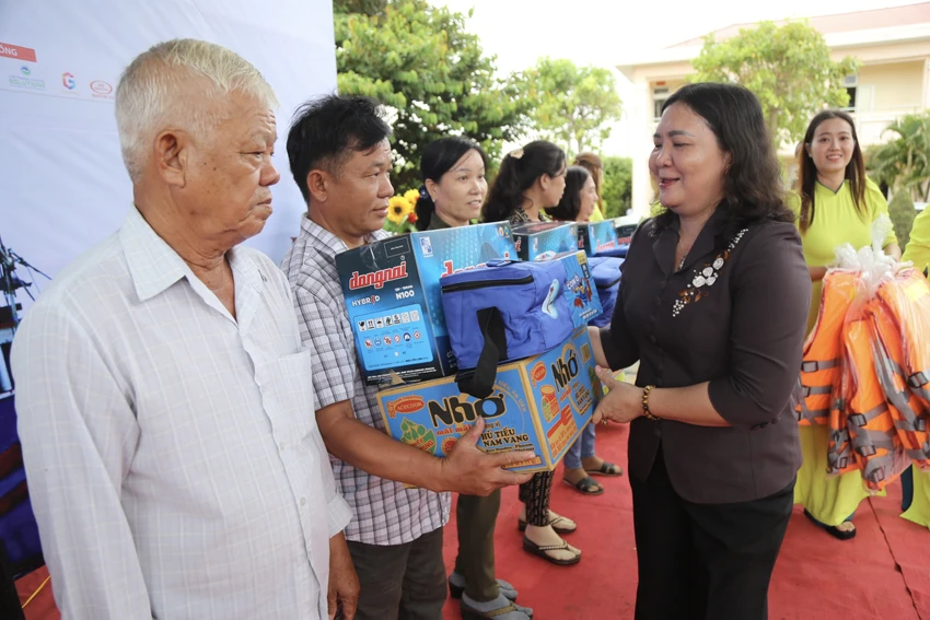 Bà Hồ Thị Hoàng Yến, Phó Bí thư Thường trực, phụ trách Tỉnh uỷ, Chủ tịch HĐND tỉnh Bến Tre trao-qua-ben-tre-14.jpg