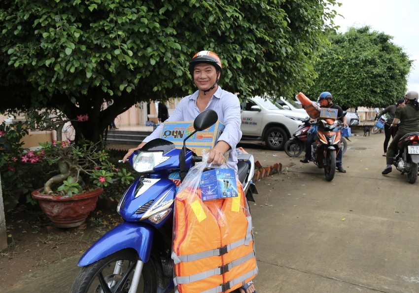 Các ngư dân đều đánh giá các phần quà vô cùng ý nghĩa, giúp ngư dân cập nhật kiến thức pháp luật về biển trao-qua-ben-tre-20.jpg