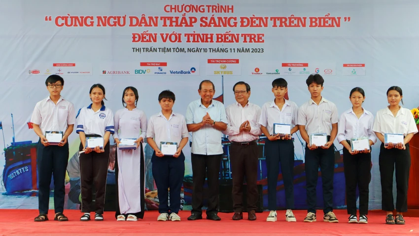Ông Trương Hòa Bình, nguyên Ủy viên Bộ Chính trị, nguyên Phó Thủ tướng Thường trực Chính phủ và Tổng Biên tập báo Pháp Luật TP.HCM trao tặng học bổng cho học sinh trao-qua-ben-tre-24.jpg
