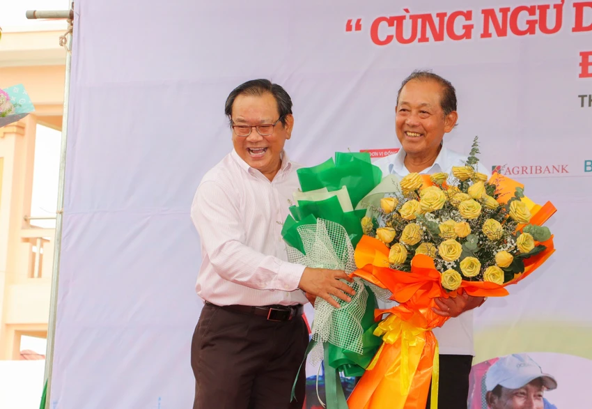 Tổng Biên tập báo Pháp Luật TP.HCM tặng hoa chúc mừng nguyên Phó Thủ tướng Thường trực Trương Hoà Bình vừa nhận Huy hiệu 50 năm tuổi Đảng trao-qua-ben-tre-25.jpg