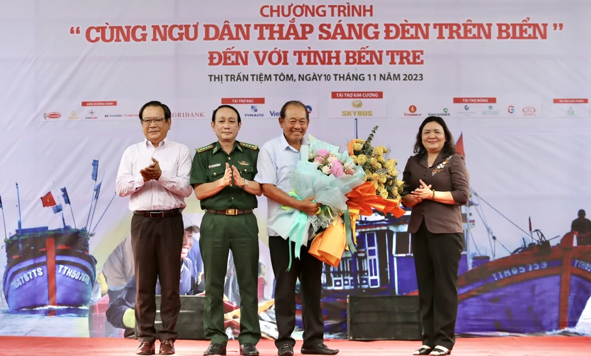 Lãnh đạo Tỉnh uỷ Bến Tre và Bộ đội Biên phòng tỉnh tặng chúc mừng nguyên Phó Thủ tướng Thường trực Trương Hoà Bình trao-qua-ben-tre-4.jpg