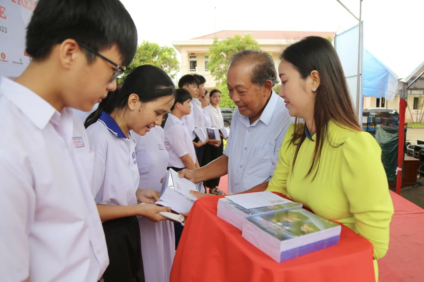 Ông Trương Hòa Bình, nguyên Ủy viên Bộ Chính trị, nguyên Phó Thủ tướng Thường trực Chính phủ (Chủ tịch danh dự của Chương trình) trao tặng học bổng cho học sinh trao-qua-ben-tre-5.jpg