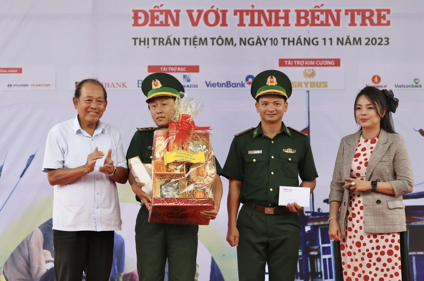 Nguyên Phó Thủ tướng Thường trực Trương Hoà Bình và bà Trịnh Trần Vũ Băng, Trợ lý Chủ tịch Tập đoàn Sun Electronic cũng có phần quà tặng cho Đồn biên phòng Hàm Luông trao-qua-ben-tre-7.jpg