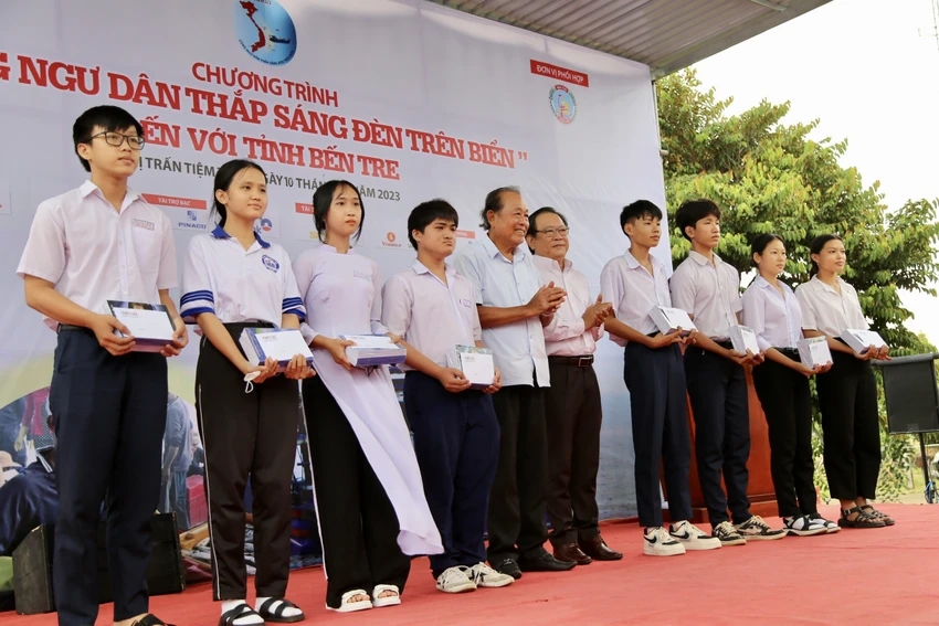Có tổng cộng 25 em học sinh con em ngư dân có hoàn cảnh khó khăn, vượt khó học giỏi nhận được học bổng từ Chương trình trao-qua-ben-tre-8.jpg