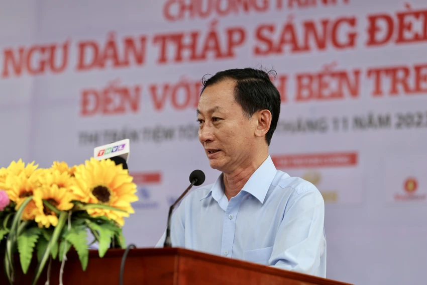 Ông Nguyễn Minh Cảnh, Phó Chủ tịch UBND tỉnh Bến Tre trao-qua-ben-tre-Canh.jpg