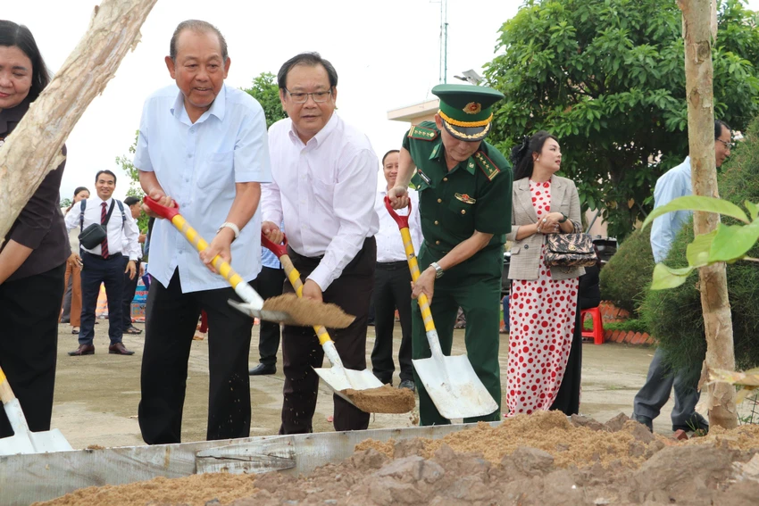 Nguyên Phó Thủ tướng Thường trực Chính phủ Trương Hòa Bình trồng cây lưu niệm tại đồn Biên phòng Hàm Luông trong-cay-ben-tre.jpg