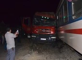 Xe chở 22 người gặp nạn: 2 người tử vong, 19 bị thương ảnh 3 Xe đầu kéo bị tàu lửa kéo lê, đường sắt tê liệt hơn 6 tiếng