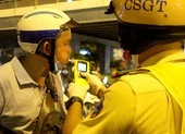 Chở sếp say, tài xế ô tô bị máy phát hiện có nồng độ cồn ảnh 6 CSGT TP.HCM tập trung đo cồn tại khu vực quán bar, vũ trường