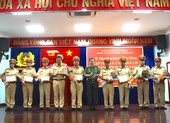 CSGT lên phương án đảm bảo an toàn giao thông dịp lễ sắp tới ảnh 2 Công an TP.HCM khen thưởng CSGT nêu gương tốt, dũng cảm