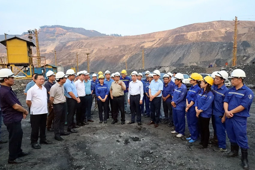 Thủ tướng Phạm Minh Chính trò chuyện cùng cán bộ, người lao động TKV. ảnh 2 tkv15-9-2.jpg