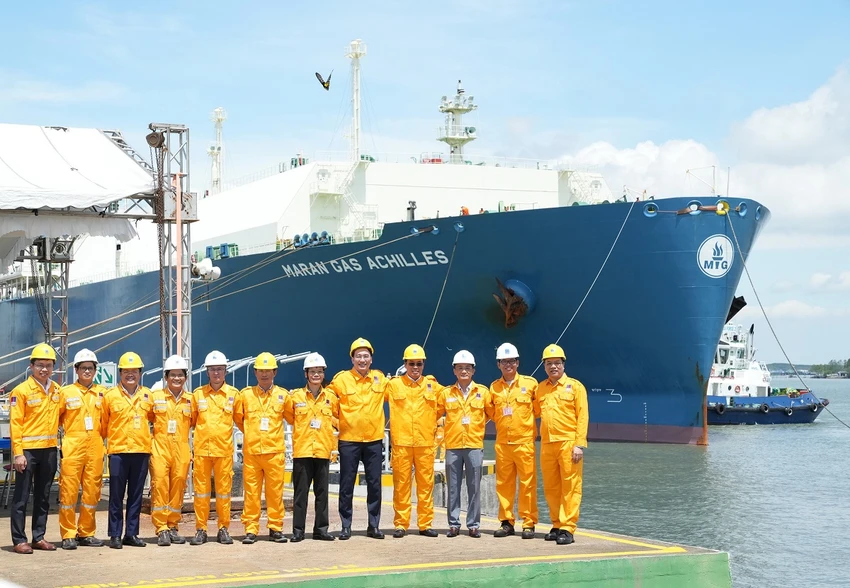 Lãnh đạo PV GAS tham gia lễ đón nhận chuyến tàu LNG đầu tiên đến Việt Nam. pv gas 21-9(2).JPG