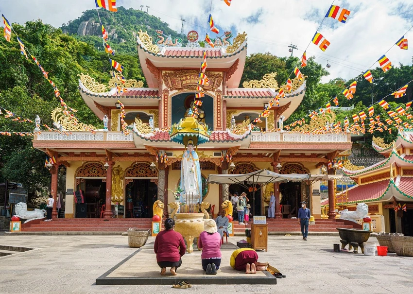 Chùa Bà linh thiêng trong ngày lễ. Ảnh: Sun World Ba Den Mountain nui-ba-den1.jpg