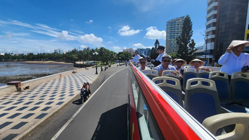 Đoàn khảo sát ghi nhận thực tế để đưa ra góp ý, hoàn thiện phương án hoạt động đảm bảo an toàn cho du khách và quảng bá du lịch Vũng Tàu. Ảnh: TK ảnh 3 Xe_buýt_2_tầng_h3.jpg