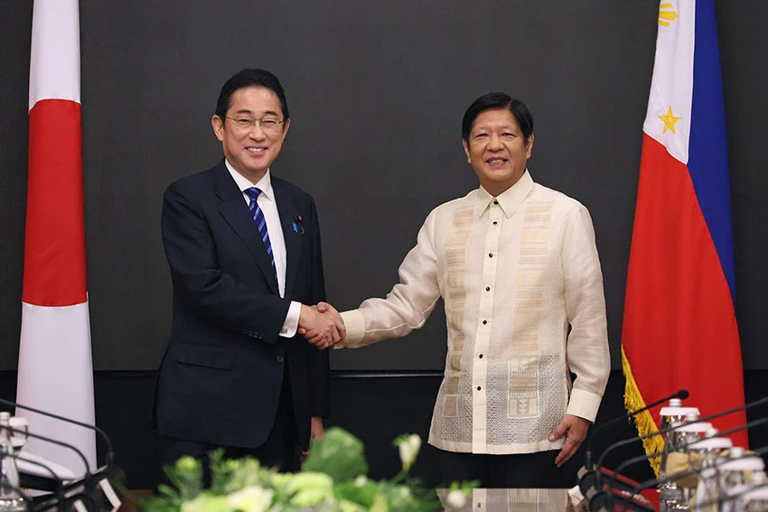 Tổng thống Philippines Ferdinand Marcos Jr. (phải) và Thủ tướng Nhật Fumio Kishida tại thủ đô Manila (Philippines) hôm 3-11. Ảnh: VĂN PHÒNG THỦ TƯỚNG NHẬT Mỹ - Nhật - Philippines