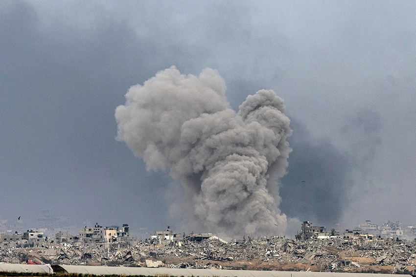 Khói bốc lên ở phía Bắc Dải Gaza sau các đợt giao tranh giữa Israel và Hamas ngày 21-12. Ảnh: GETTY IMAGES