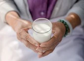 Ăn chuối kết hợp với sữa có tốt cho sức khỏe không? ảnh 2 Có nên uống sữa trước khi đi ngủ?