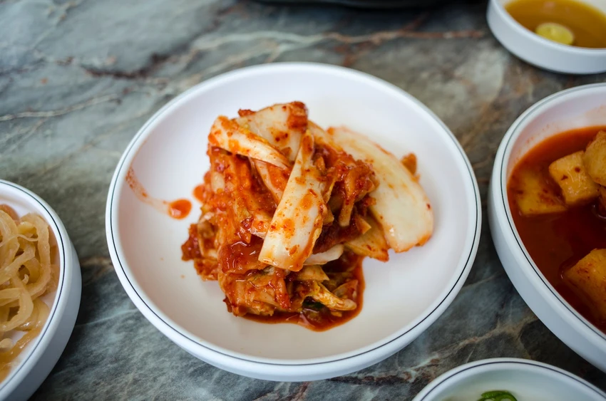 Kimchi được làm từ các loại rau lên men như bắp cải và củ cải. Ảnh: Pexels ảnh 1 Kimchi được làm từ các loại rau lên men như bắp cải và củ cải.