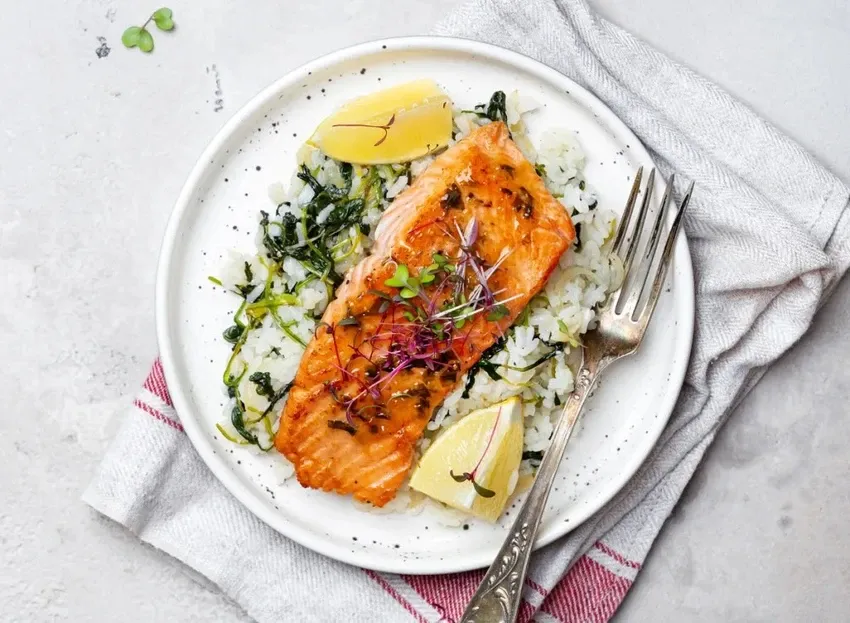 Tiêu thụ các loại cá béo như cá hồi để tăng cường vitamin D. Ảnh: Shutterstock. ảnh 1 Bổ sung các loại cá béo như cá hồi để tăng cường vitamin D