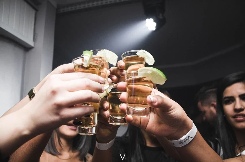 Uống quá nhiều rượu trong mùa đông có thể khiến cơ thể bạn nhanh chóng bị mất nhiệt và làm tăng huyết áp. Ảnh: Pexels Huyết áp thời tiết lạnh: Những điều cần lưu ý để kiểm soát huyết áp