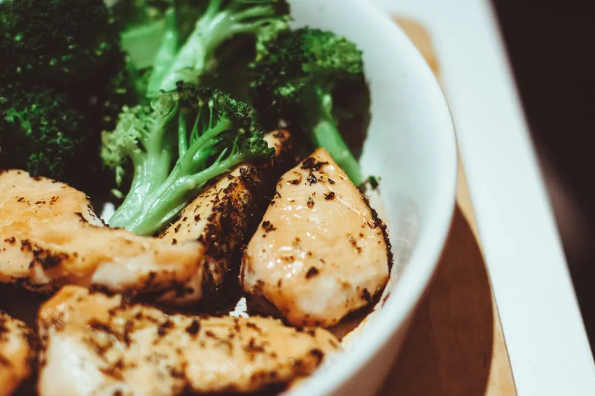 Thêm thực phẩm giàu protein vào bữa ăn có thể giúp bạn no lâu và giảm cảm giác thèm ăn. Ảnh: Pexels 7 cách lành mạnh để tránh cảm giác thèm ăn trong quá trình giảm cân