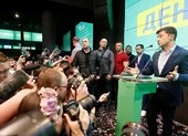 Ông Zelenskiy thị sát vùng chiến sự miền Đông Ukraine ảnh 8 Ông Zelenskiy thề chấm dứt xung đột ở miền đông Ukraine