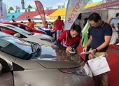Chính phủ đồng ý giảm 50% lệ phí trước bạ ô tô trong thời gian 6 tháng ảnh 1 Người mua ô tô chờ giờ G giảm lệ phí trước bạ