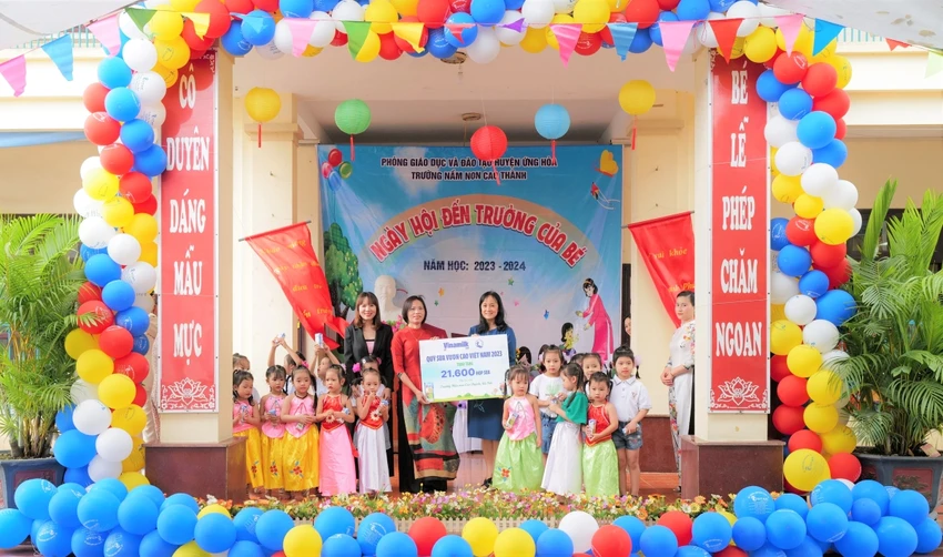 Đại diện Vinamilk trao tặng 21.600 hộp sữa Vinamilk ADM cho các em học sinh Trường Mầm non Cao Thành vào ngày khai giảng năm học mới. ảnh 1