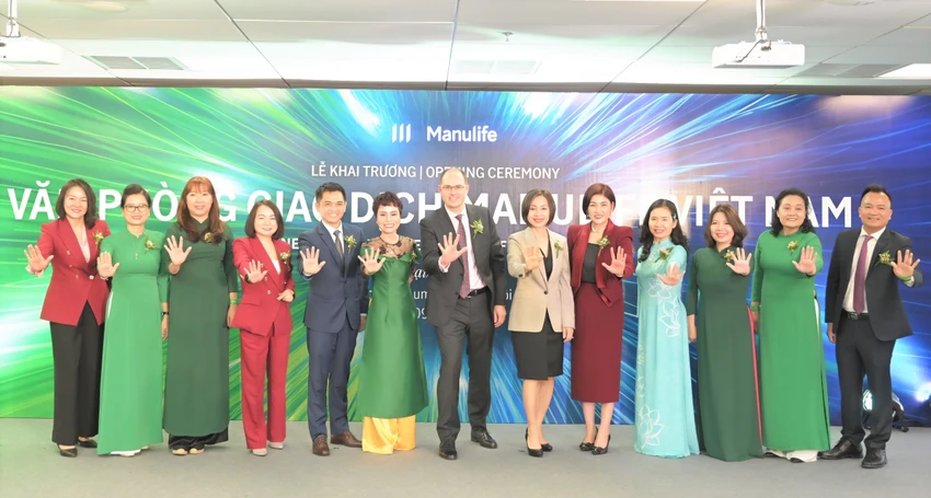 Đại diện Manulife tại lễ khai trương văn phòng giao dịch Manulife Lancaster Hà Nội. ảnh 1 PLO_TinPR_PL_Manulife-khaitruong_hinhtin.jpg