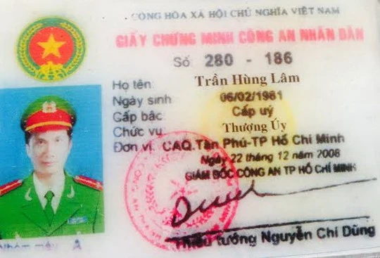 Lật tẩy kẻ giả công an ép xe người đi đường ảnh 1 Thẻ ngành công an giả mạo của đối tượng Trần Hùng Lâm