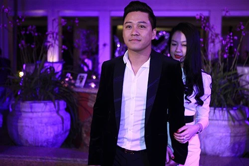 Là vợ của một ca sĩ khá đào hoa, Hương Baby khá khiêm tốn trong khoản xuất hiện trước công chúng. Cô chỉ tới dự những sự kiện quan trọng của Tuấn Hưng và thường né phóng viên. Hương Baby cũng từ chối mọi lời đề nghị phỏng vấn về chồng con hay chuyện riêng tư. ảnh 8 Là vợ của một ca sĩ khá đào hoa, Hương Baby khá khiêm tốn trong khoản xuất hiện trước công chúng. Cô chỉ tới dự những sự kiện quan trọng của Tuấn Hưng và thường né tránh phóng viên ảnh để tránh chụp hình và không tham gia bất kỳ cuộc phỏng vấn nói về ông xã.