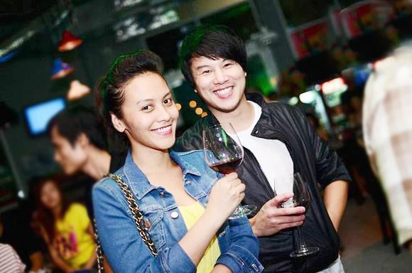 Trong thời gian yêu nhau, Thanh Bùi và Huệ Vân khá kín tiếng. Cô hiếm khi sánh đôi cùng người đàn ông của mình trong các sự kiện giải trí và cặp đôi gần như không dành cho nhau những cử chỉ thân mật, tình tứ ở chốn đông người. ảnh 2 Trong thời gian yêu nhau, Thanh Bùi và Huệ Vân khá kín tiếng, cô chỉ xuất hiện bên giọng ca trong vài bức ảnh chụp được và mặc dù vậy, cặp đôi cũng hiếm có những cử chỉ thân mật, tình tứ.