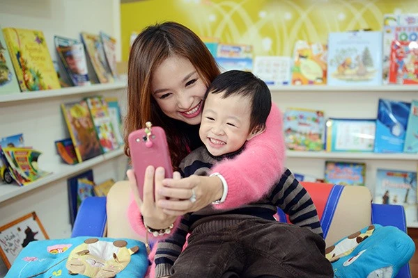 Bà mẹ một con Vân Hugo sinh năm 1985. Cô từng là một hotgirl đình đám của Hà thành và được nhiều người yêu mến trong vai trò MC và người mẫu ảnh. Không chỉ sở hữu vẻ ngoài dễ thương, Vân Hugo còn được coi là người đẹp có tri thức với việc tốt nghiệp Học viện ngoại giao và đi du học tại Thụy Sĩ thời gian sau đó. ảnh 6 Đường tình lận đận của những hot girl lấn sân showbiz