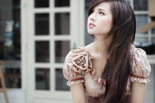 Tâm Tít tên thật Phạm Thanh Tâm, sinh năm 1989 tại Hà Nội. Trước khi gia nhập showbiz, hot girl này từng là người mẫu của một số tạp chí, cô cũng đoạt giải nhì trong cuộc thi Người đẹp hoa anh đào 2009. Vẻ đẹp thanh tú, ngọt ngào, đậm chất châu Á của Tâm Tít khiến cô được giới trẻ vô cùng ngưỡng mộ. ảnh 7 Đường tình lận đận của những hot girl lấn sân showbiz