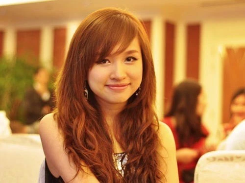 Tháng 3/2012, "chị Kính Hồng" một thời thông báo sự tan vỡ của cuộc hôn nhân sau 4 năm, với lời chia sẻ: "Cuộc hôn nhân của chúng tôi không thể cứu vãn được. Không biết bao lần tôi đã bỏ qua, cố gắng rồi, mọi thứ đều có giới hạn của nó”. Quyết định ly hôn của Vân Hugo khiến nhiều người bất ngờ bởi trước đó, chưa bao giờ cô lên tiếng phàn nàn về gia đình chồng. ảnh 5 Đường tình lận đận của những hot girl lấn sân showbiz