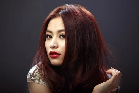 Sau scandal, Hoàng Thùy Linh đã mất một thời gian dài “ở ẩn” trước khi quay lại sân khấu ca nhạc. Bằng nỗ lực mạnh mẽ, cô trở thành một trong nữ ca sĩ trẻ được yêu thích với nhiều bản hit đình đám. Tuy vậy, dường như đến giờ Hoàng Thùy Linh vẫn chưa tìm được “bến đỗ bình yên” cho mình. Sau một thời gian gắn bó với một đại gia lớn tuổi, cô thường xuyên một mình một bóng ở thời điểm hiện tại. Gần đây, Hoàng Thùy Linh lại vướng vào nghi án phim giả tình thật cùng Harry Lu. ảnh 2 Đường tình lận đận của những hot girl lấn sân showbiz