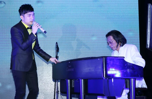 Ca sĩ Quang Hà - con nuôi của nhạc sĩ - lên sân khấu hát "Tình khúc chiều mưa" dưới tiếng đàn của Nguyễn Quang. 18-5269-1420828991.jpg