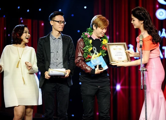 Giải thưởng Bài hát của năm được hoa hậu Kỳ Duyên và tiến sĩ Nguyễn Quang Minh trao cho ca khúc4 chữ lắmcủa tác giả Phạm Toàn Thắng (biểu diễn: Trúc Nhân – Thảo Nhi, hoà âm phối khí: Nguyễn Duy Anh). Vũ Cát Tường nhận cơn mưa giải thưởng tại Bài hát Việt 2014