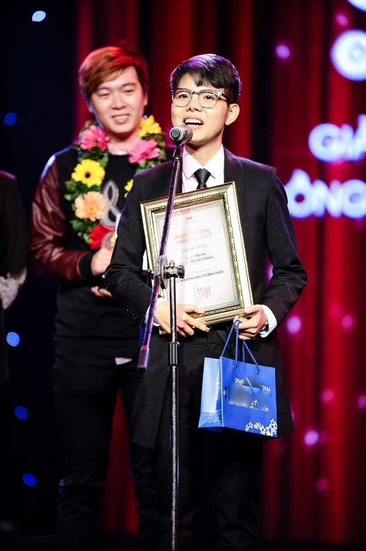Bất ngờ lớn nhất trong đêm trao giải, ởGiải thưởng do hội đồng báo chí bình chọn, nhà báo Chu Minh Vũ và MC Diễm Quỳnh công bố giải thưởng kép dành cho 2 ca khúcYêu xa (sáng tác & thể hiện: Vũ Cát Tường, hoà âm phối khí: Thanh Bình) và4 chữ lắm(sáng tác: Phạm Toàn Thắng , hoà âm phối khí: Nguyễn Duy Anh, biểu diễn: Trúc Nhân – Thảo Nhi). Vũ Cát Tường nhận cơn mưa giải thưởng tại Bài hát Việt 2014