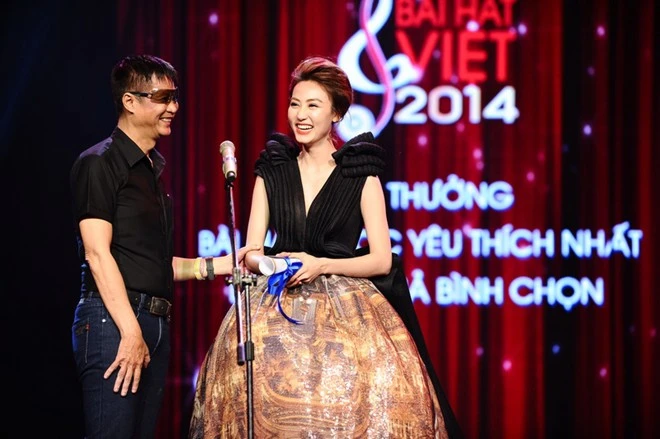 Tối 23-1, lễ trao giải Bài hát Việt 2014 diễn ra tại Nhà hát Quân đội, TP HCM để vinh danh những cá nhân, tác phẩm xuất sắc nhất năm. Trong chương trình, 9 giải thưởng quan trọng của chương trình được các khách mời công bố trong sự hồi hộp của các nghệ sĩ tham gia đêm chung kết và khán giả theo dõi chương trình. Vũ Cát Tường nhận cơn mưa giải thưởng tại Bài hát Việt 2014