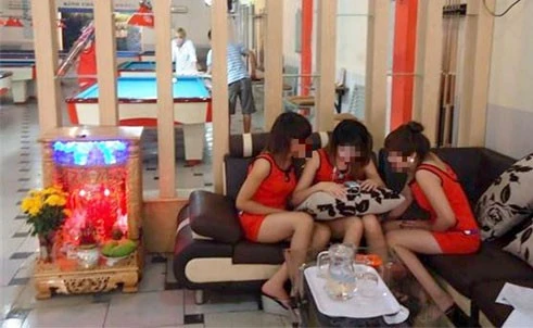 Đồng phục trong các câu lạc bộ bi-da đều ngắn và hở. ảnh 1 Đồng phục trong các câu lạc bộ bida đều ngắn và hở.