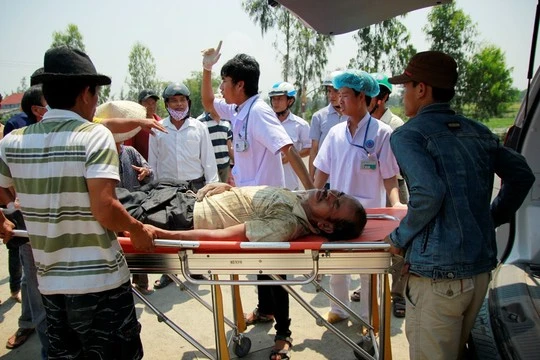 Ngăn cản thi công Quốc lộ 1, bị “chôn sống” ảnh 3 Gia đình không cho chở đi bệnh viện, cán bộ y tế khám, đo huyết áp cho ông Thạnh tại hiện trường
