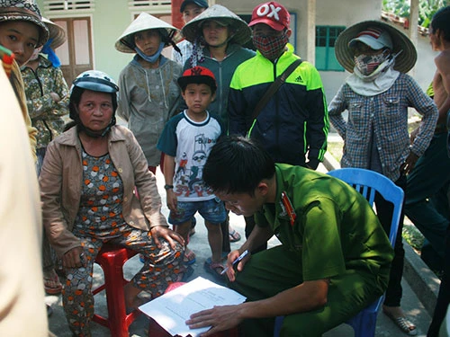 Ngăn cản thi công Quốc lộ 1, bị “chôn sống” ảnh 5 Công an huyện Thăng Bình có mặt lập biên bản sự việc, giải thích cho gia đình...