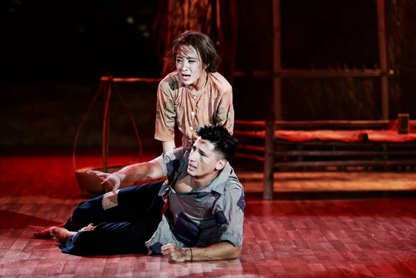 Angela Phương Trinh không ngại hóa thân vào các nhân vật có cuộc sống khổ cực, đau đớn. Khả năng vượt mặt Phương Trinh của Lan Ngọc